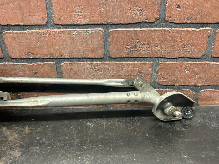 2005-2009 Chrysler 300C SRT-8 Windshield Wiper Linkage Transmission Pivot Arms