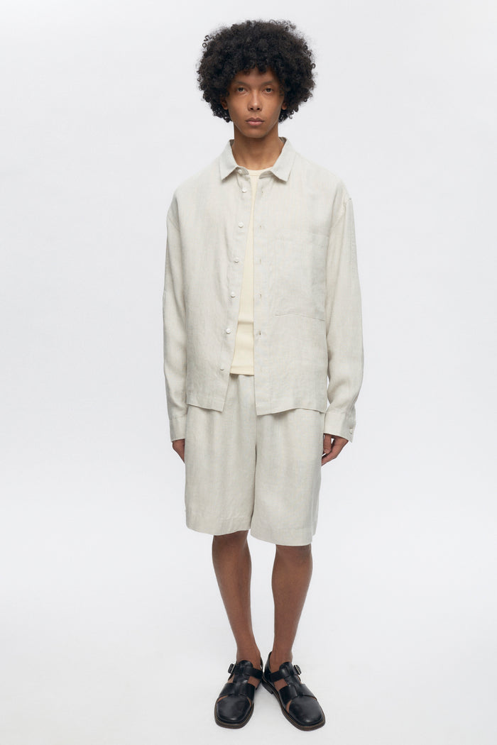 Cameron is 6ft, a regular size M, and wearing size M.