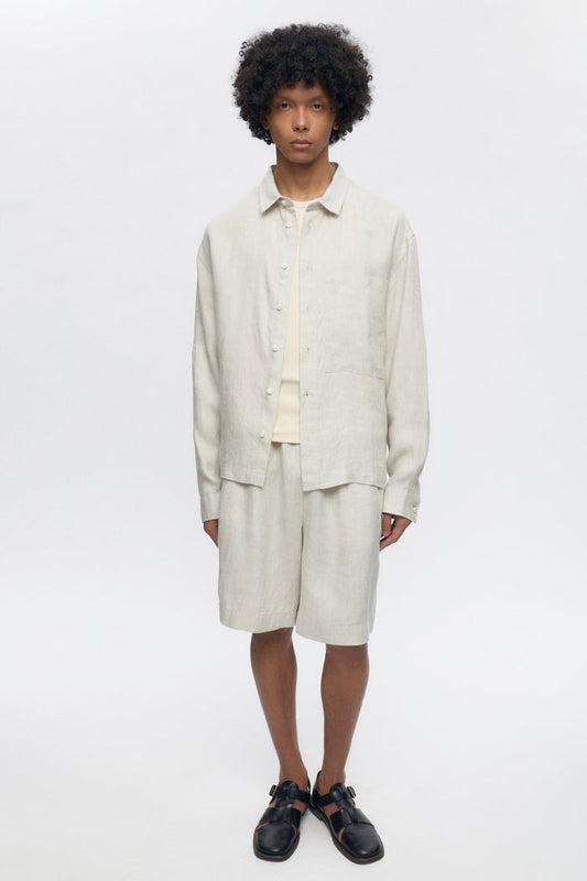 Cameron is 6ft, a regular size M, and wearing size M.