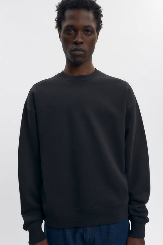 Jonathan is 6’2, a regular L and is wearing a L.