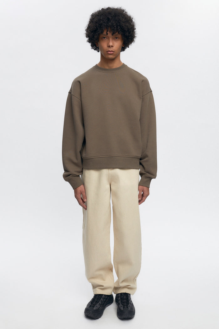 Cameron is 6ft, a regular size M, and wearing size M.