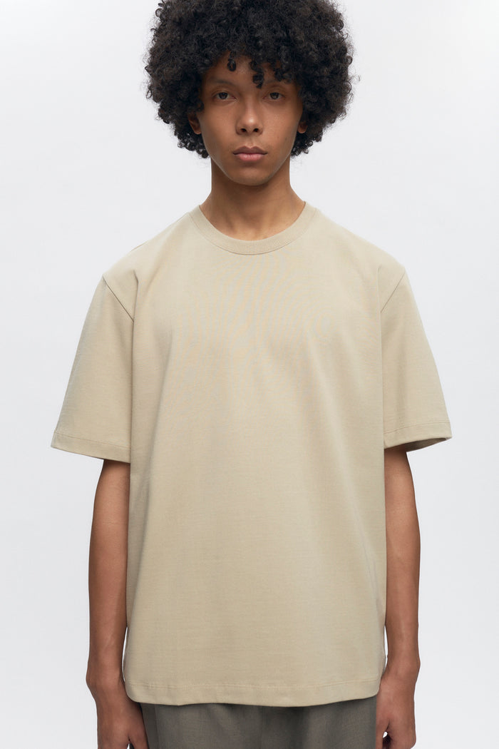 Cameron is 6ft, a regular size M, and wearing size M.