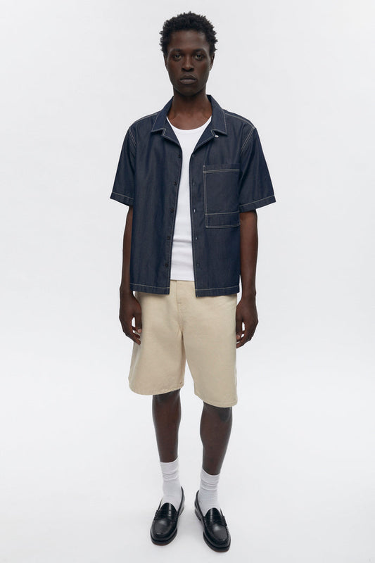 Jonathan is 6’2, a regular L and is wearing an L.