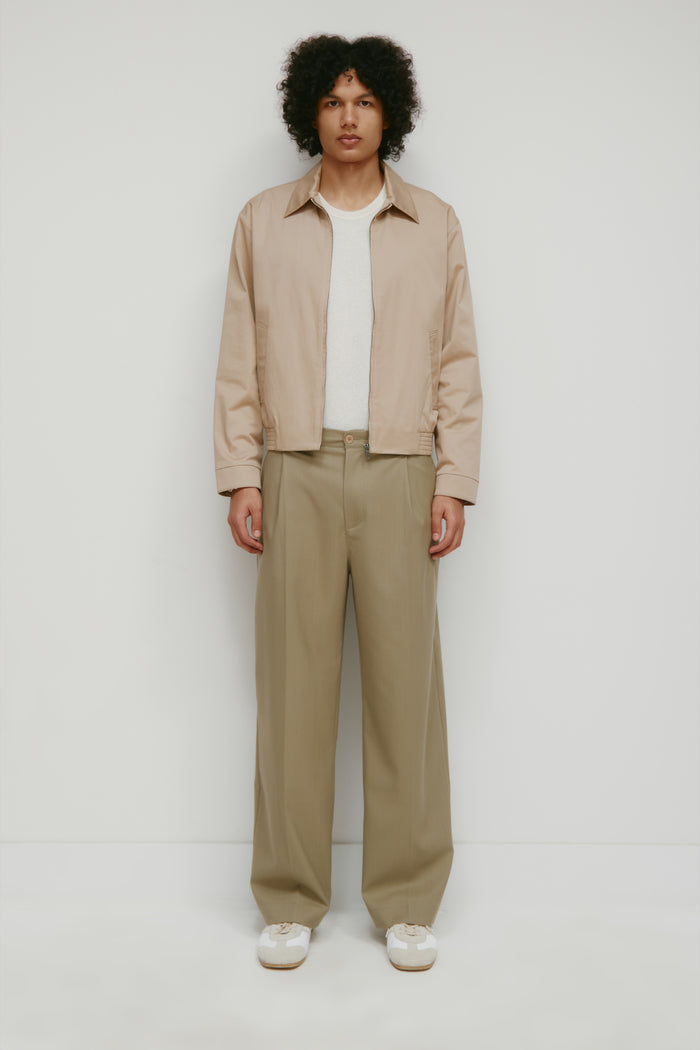 Model 6.2.5" and is wearing a size 32.
