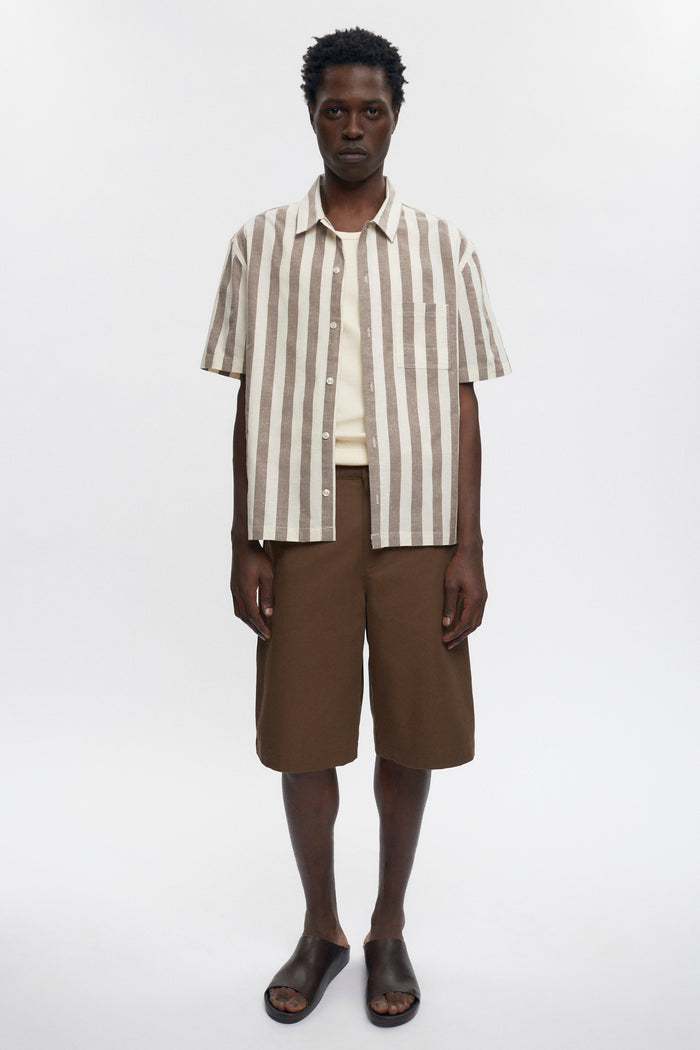 Jonathan is 6’2, a regular 32 and is wearing a 32.