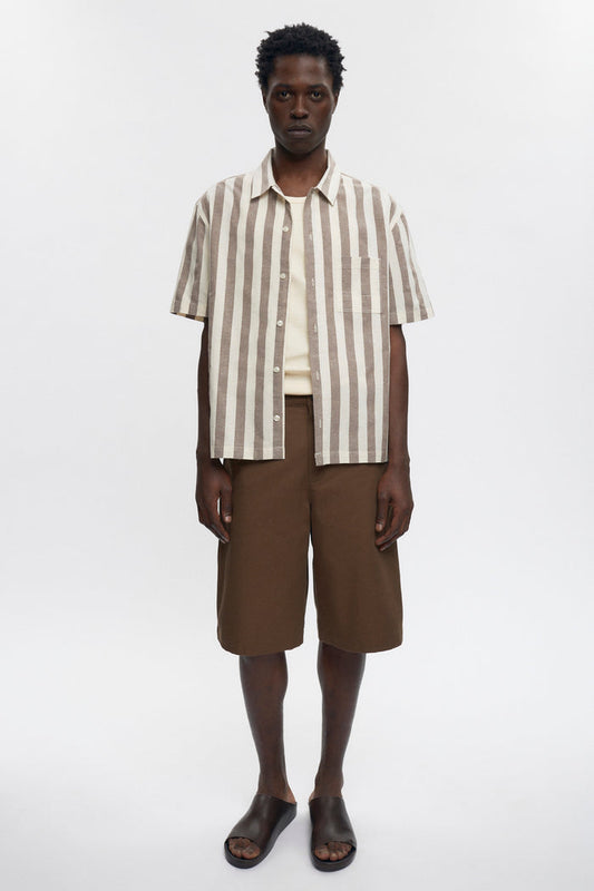 Jonathan is 6’2, a regular 32 and is wearing a 32.