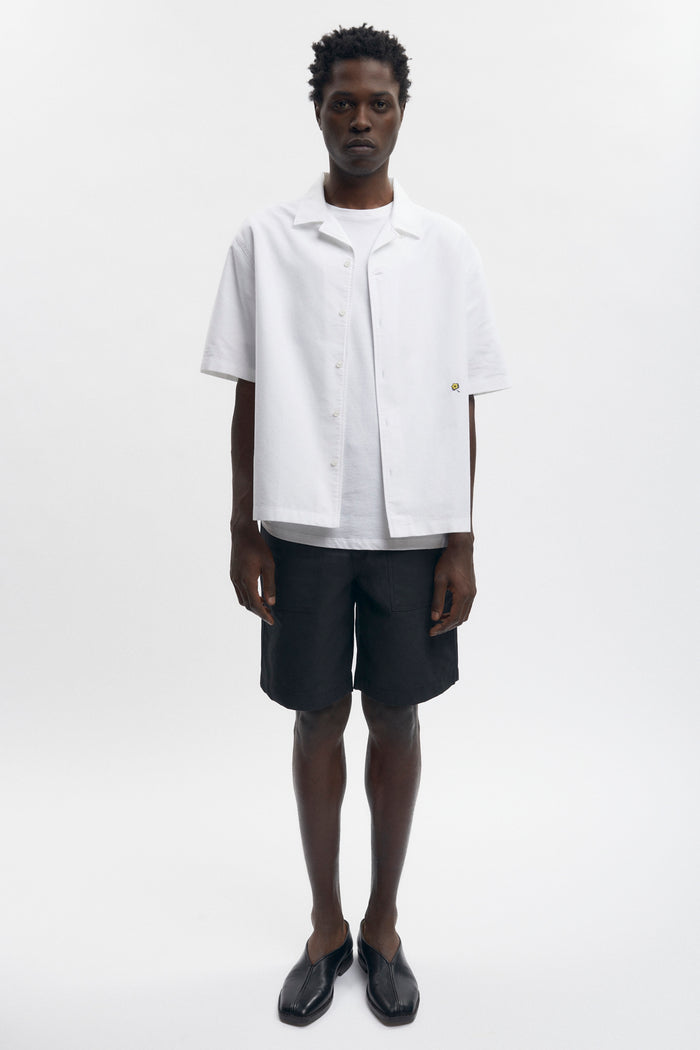 Jonathan is 6’2, a regular 32 and is wearing a 32.