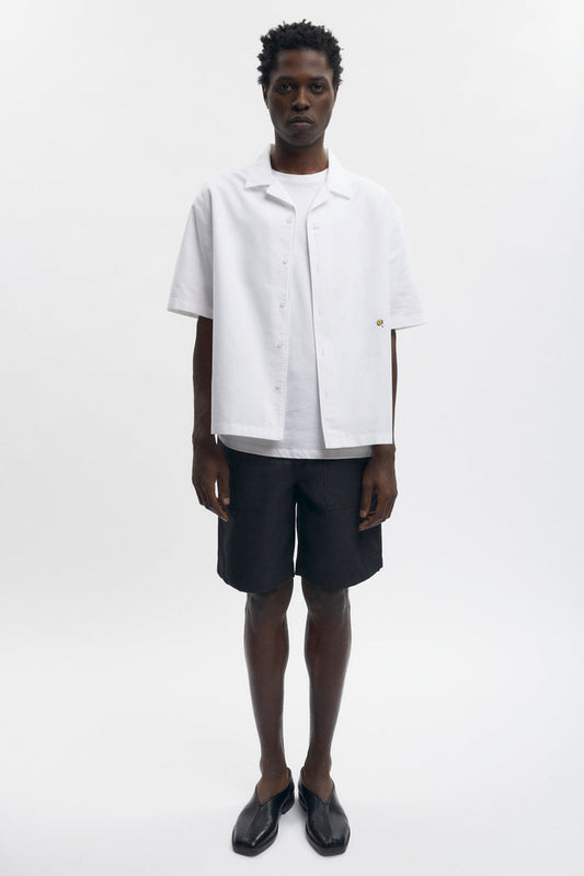 Jonathan is 6’2, a regular 32 and is wearing a 32.