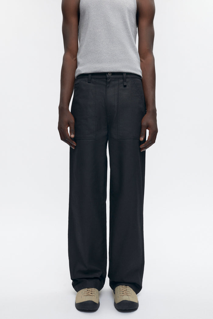 Jonathan is 6’2, a regular 32 and is wearing a 32.