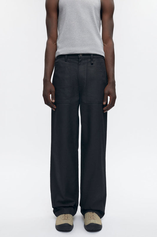 Jonathan is 6’2, a regular 32 and is wearing a 32.
